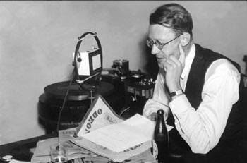 Sven Jerring, en av radions trotjänare framför mikrofonen